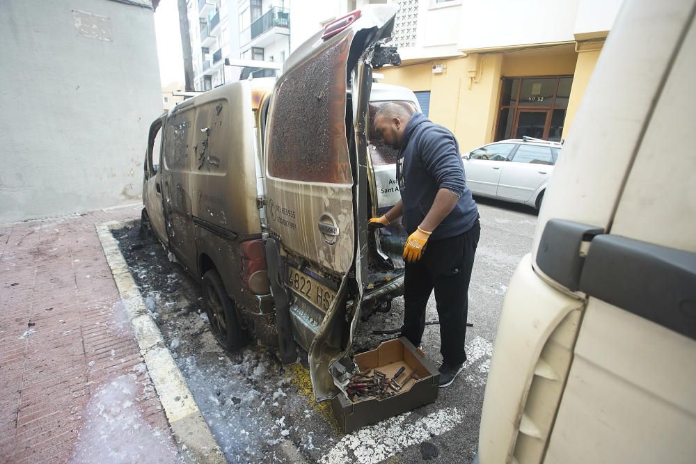 Un piròman crema vehicles i contenidors a Sant Feliu de Guíxols i Palamós