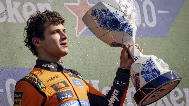 Norris amb el trofeu després de vèncer al circuit de Zandvoort, ahir. | SEM VAN DER WAL / EFE