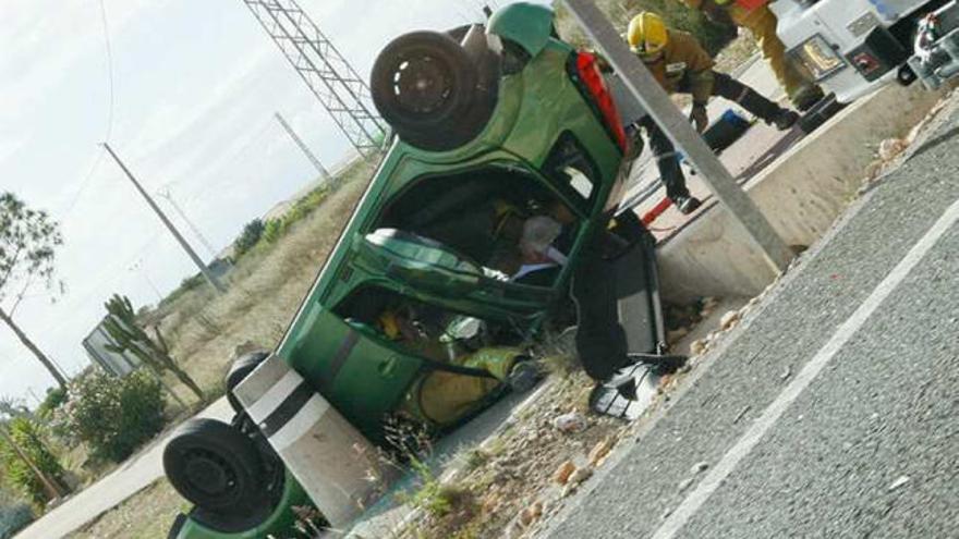 Los bomberos rescatan a un conductor atrapado en su coche tras una violenta colisión