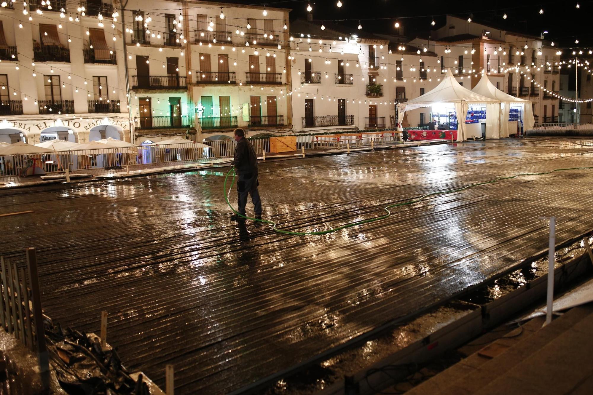 Galería | La lluvia deja a Cáceres sin pista de hielo