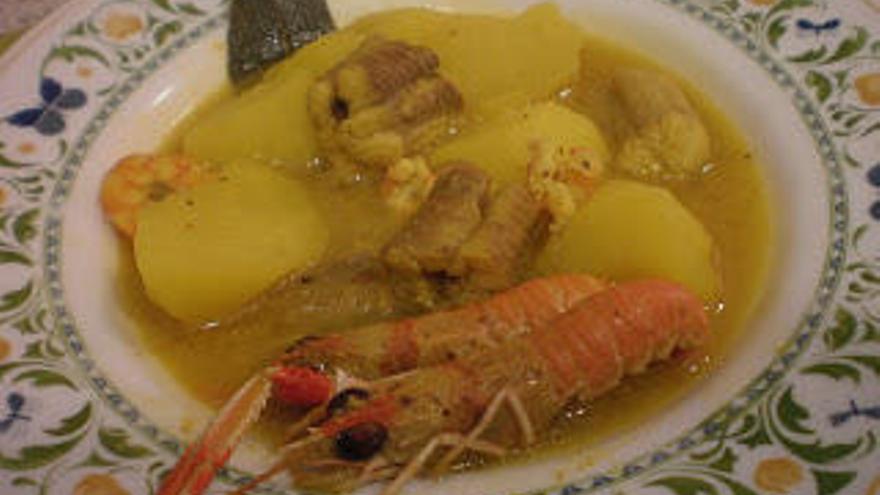 Cazuela de papas con pintarroja y cigalitas de Málaga