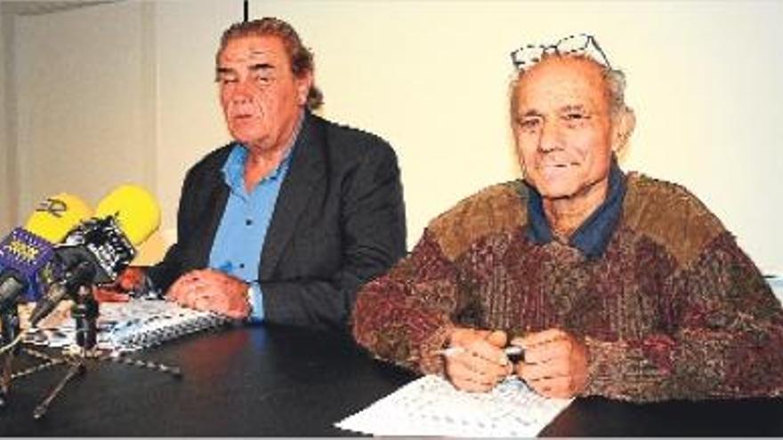 Manuel Roca, presidente de los vecinos, y Lluís Coll, secretario de la asociación de Sanadorlí.