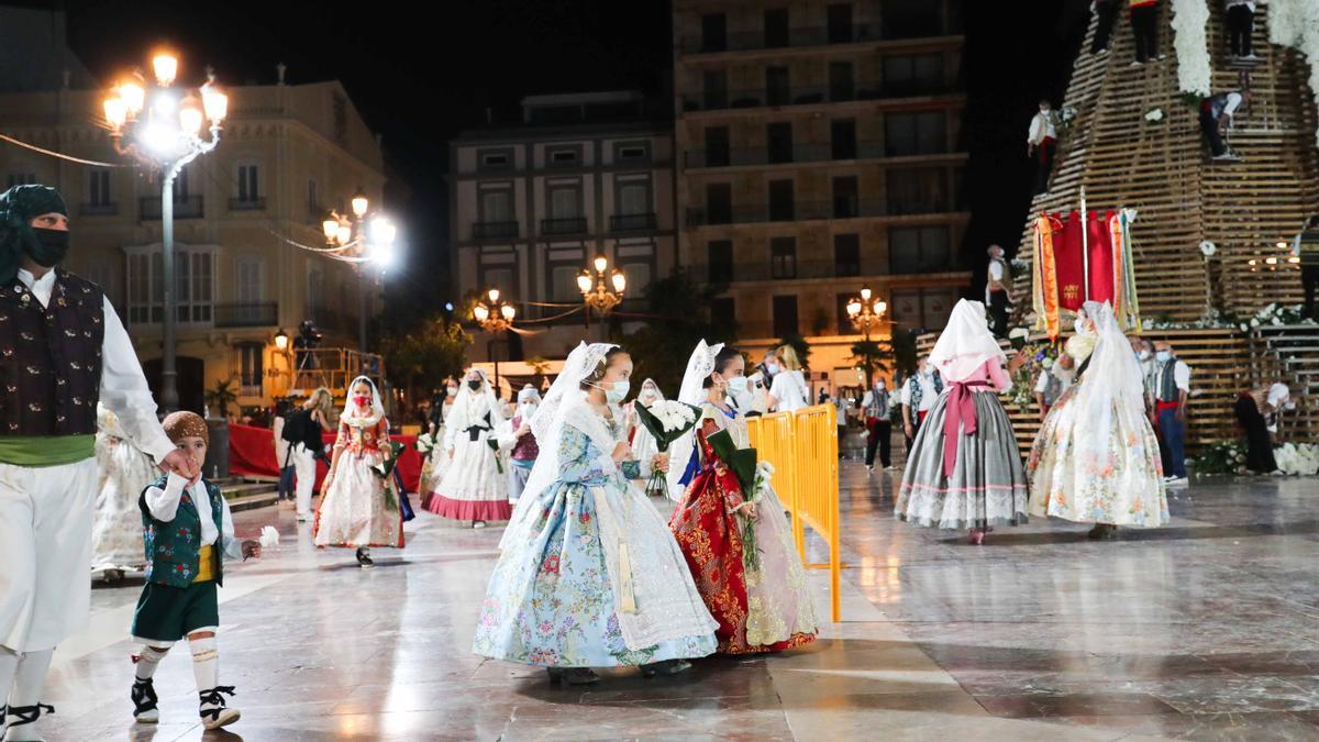 Búscate en el primer día de la ofrenda por la Calle Caballeros de las 21:00 a las 22:00