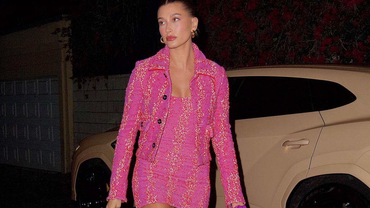 Hailey Bieber deslumbra en la fiesta pre Oscar con un mini vestido rosa