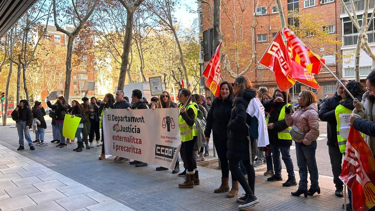 Concentració del personal de mesures penals alternatives davant el Districte Administratiu de Barcelona, el 19 de desembre.
