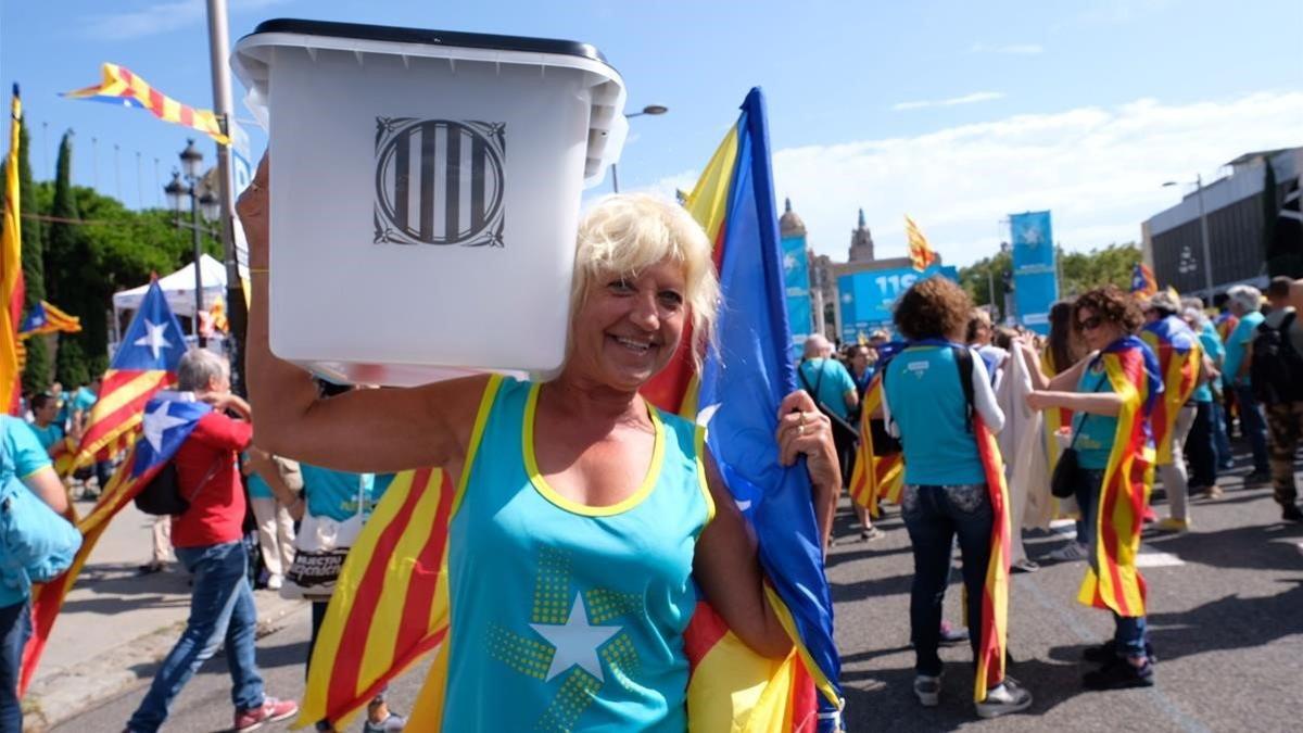 Una mujer sostiene una urna del 1-O en la Diada del 2019.