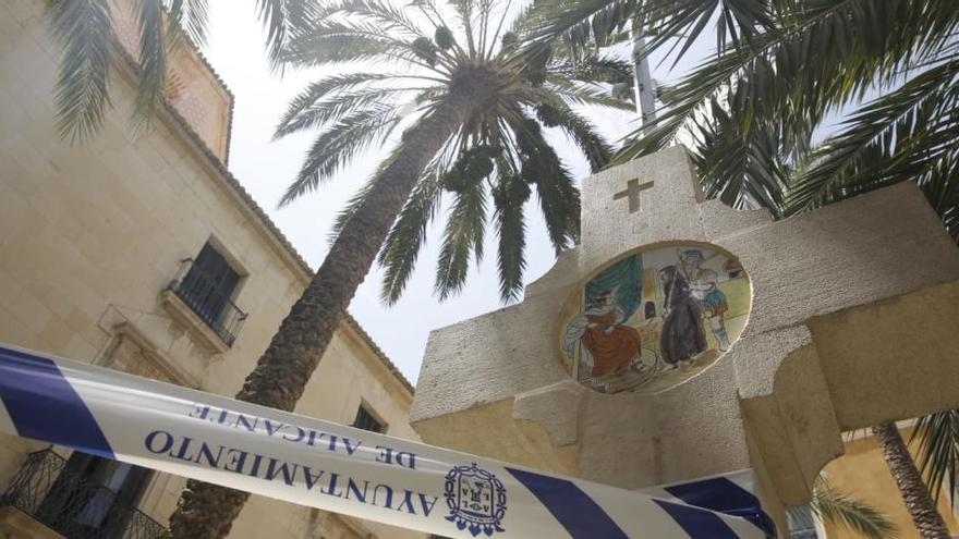 Los bomberos acordonan una parte de la plaza trasera del Ayuntamiento por la caída de una palma de una palmera