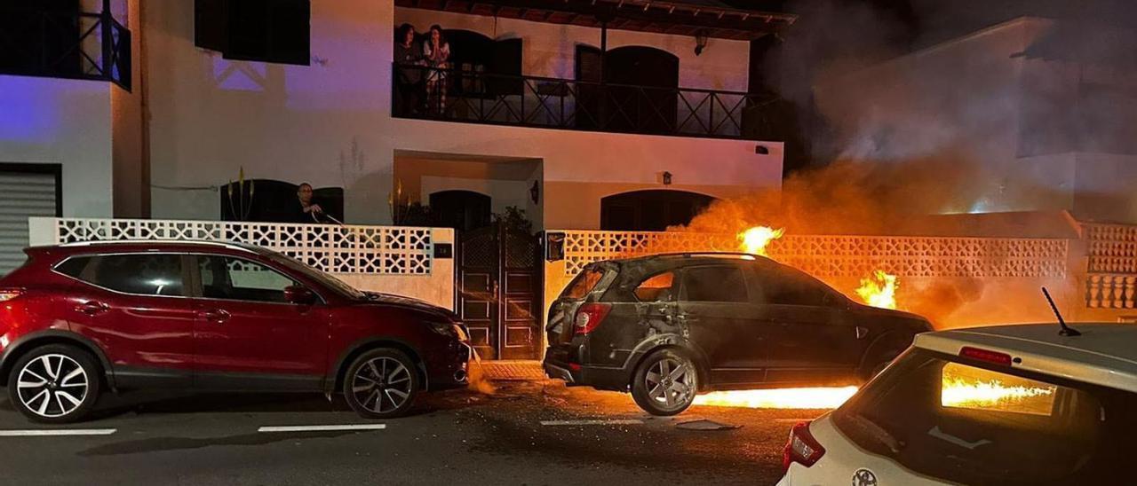 Incendio intencionado en una calle del municipio de San Bartolomé. | |