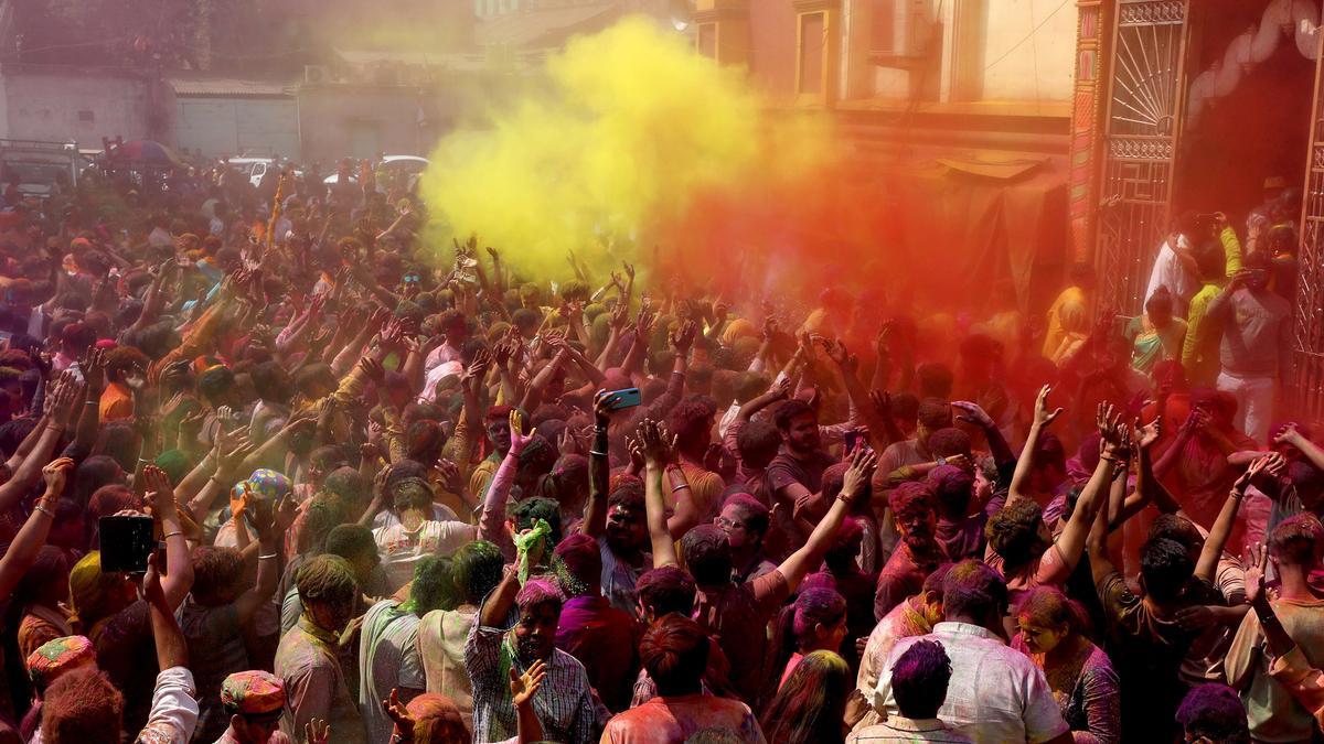 Celebración del Holi, festival de los colores, en Calcuta