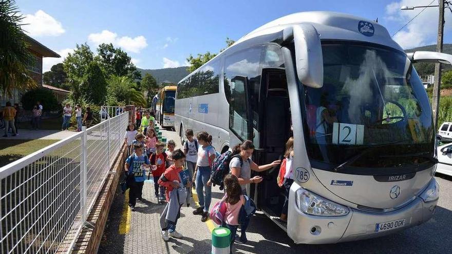 Escolares de un colegio de Vilaboa suben al autobús. // G. Santos