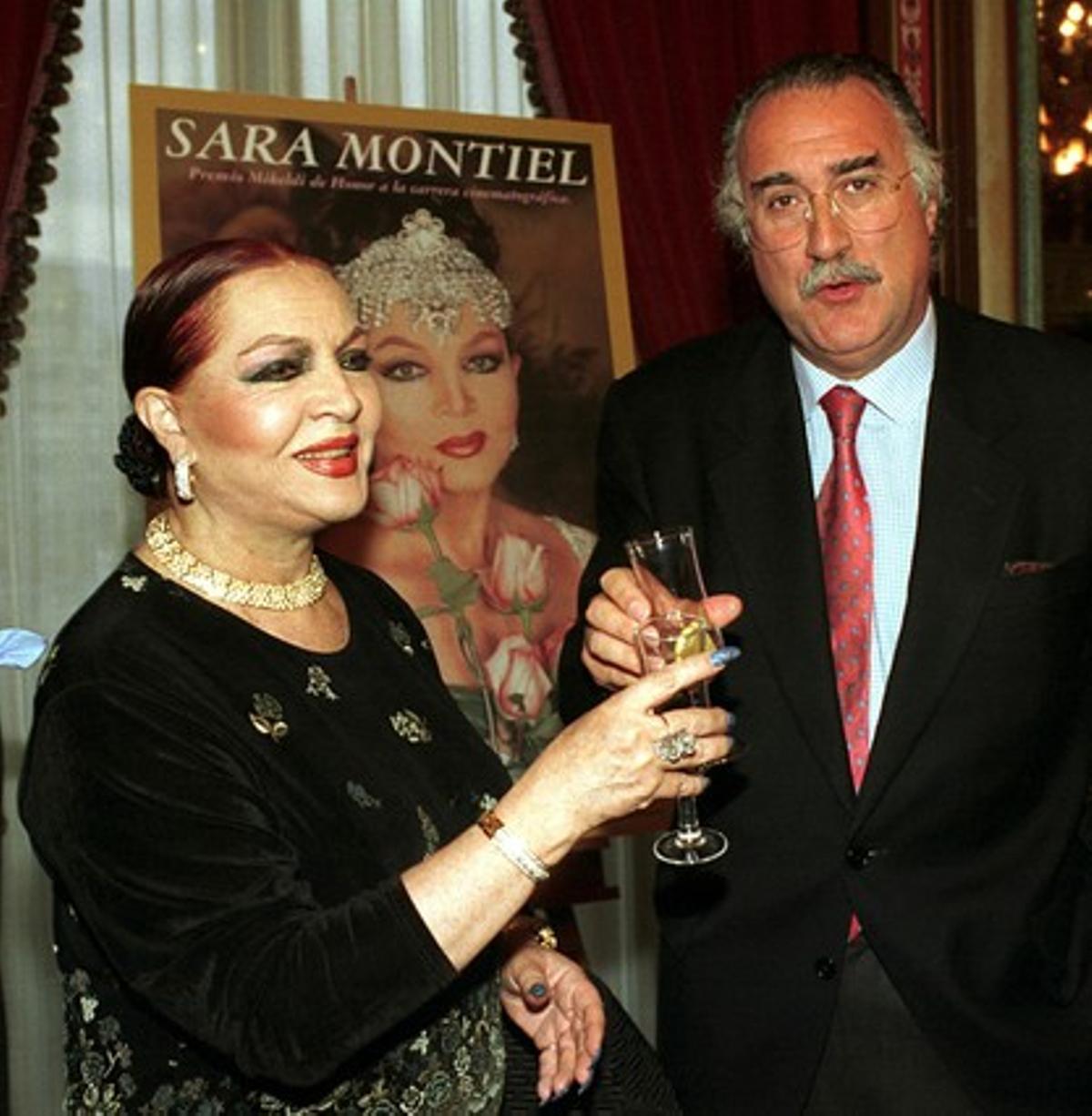 Sara Montiel brinda con el alcalde de Bilbao, Iñaki Azkuna, tras recibir el premio Mikeldi de Honor en 1999.