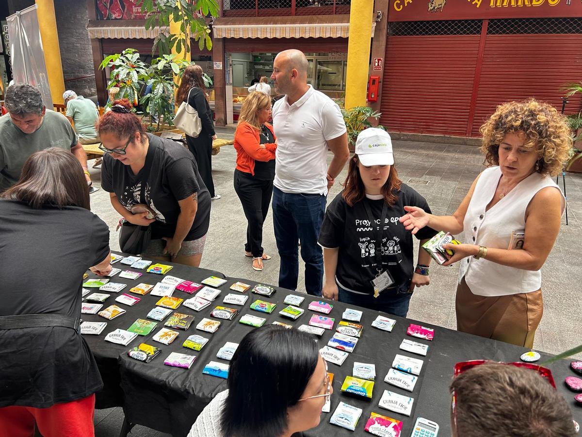 La alcaldesa de la capital colombina, Angélica Padilla, conversa con jóvenes de uno de los puestos.
