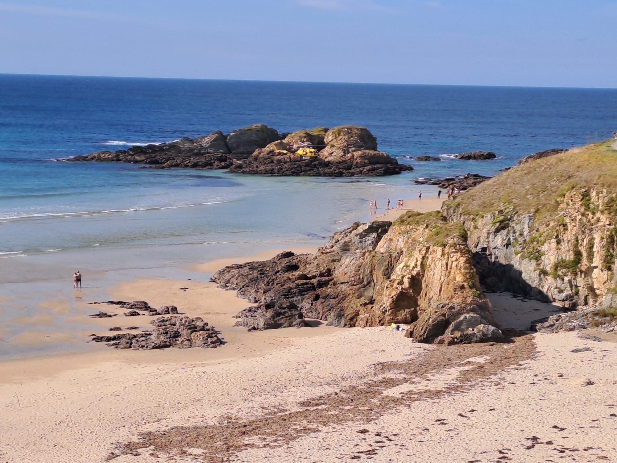 En imágenes: El helicóptero del 112 rescata a un hombre en la playa de Tapia