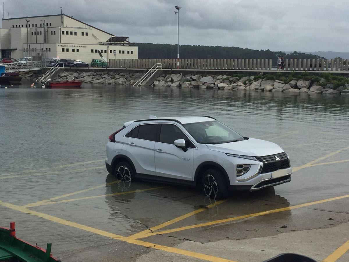 Un coche atrapado por las mareas vivas.