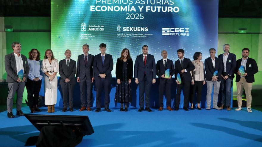 En el centro, Adrián Barbón, Borja Sánchez, David González, director de Sekuens; Iván Aitor Lucas, director de Innovación; y Cristina Fanjul, directora del CEEI, con los galardonados en esta edición de «Economía y Futuro». | LUISMA MURIAS