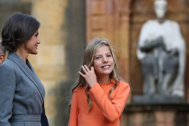 La infanta Sofía ha llevado el pelo suelto con ondas y un vestido naranja en su primera visita oficial a Oviedo