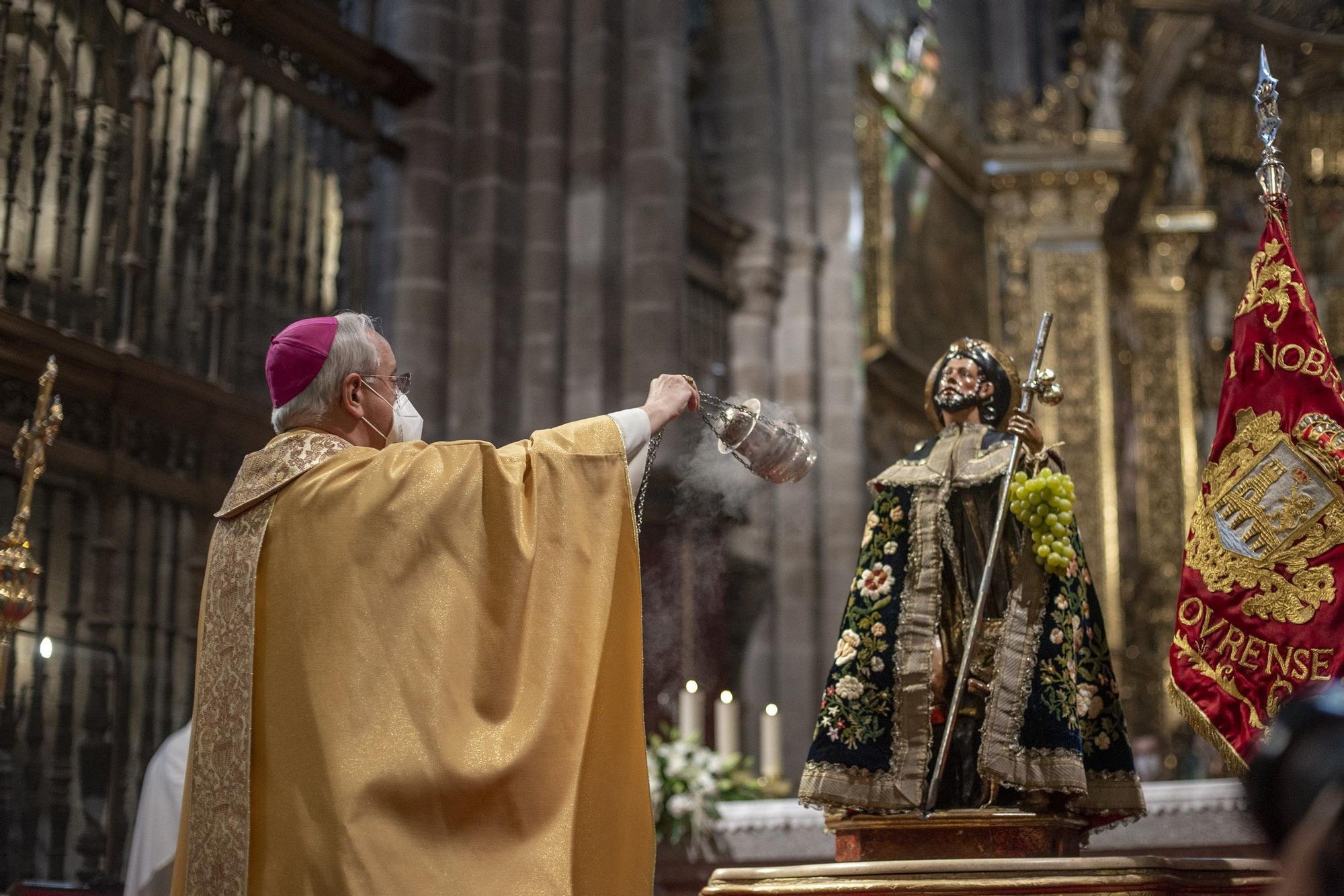 El obispo, con el incensiario ante la imagen de San Roque. // BRAIS LORENZO