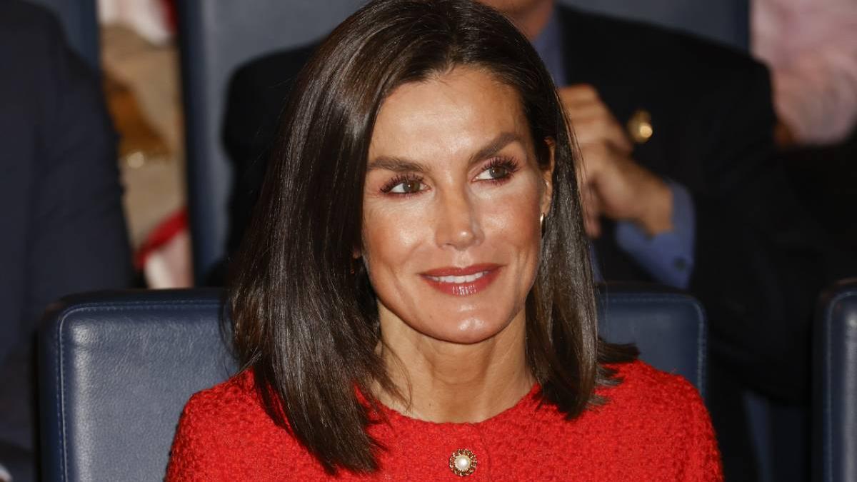 La intrahistoria de la chaqueta solidaria que ha estrenado la reina Letizia: sabemos cuándo y dónde la compró