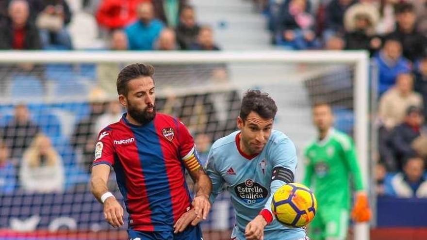 Hugo Mallo disputa un balón al granota Morales. // LOF