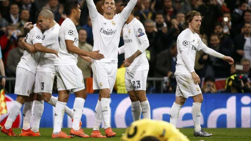 Cristiano Ronaldo celebra su gol con el portero del Roma en el suelo. // Juan Medina