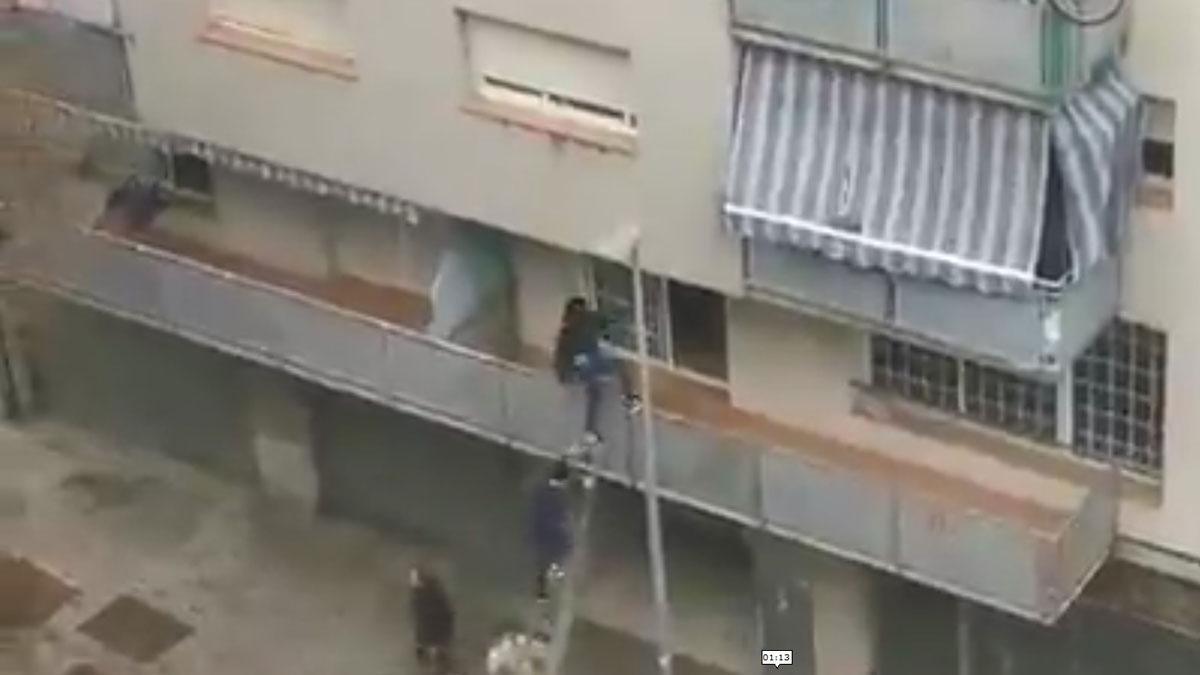 Vecinos de Terrassa entran por el balcón en un piso okupado para desalojar a los ocupantes ilegales.