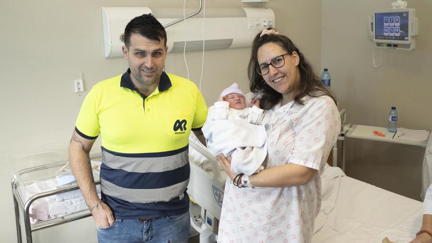 Archivo - Fran Barreiro y Jenny Gallego, padres primerizos del ayuntamiento pontevedrés de Gondomar, posan con su hijo Kylian, que ha sido el primer bebé nacido en 2024 en España, en el Hospital Álvaro Cunqueiro, a 1 de enero de 2024, en Vigo, Pontevedra,