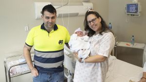 Archivo - Fran Barreiro y Jenny Gallego, padres primerizos del ayuntamiento pontevedrés de Gondomar, posan con su hijo Kylian, que ha sido el primer bebé nacido en 2024 en España, en el Hospital Álvaro Cunqueiro, a 1 de enero de 2024, en Vigo, Pontevedra,