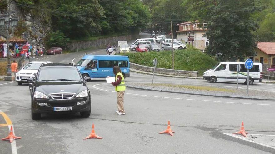 Dos imágenes de la regulación del acceso ayer a los Lagos, en las inmediaciones de Covadonga.