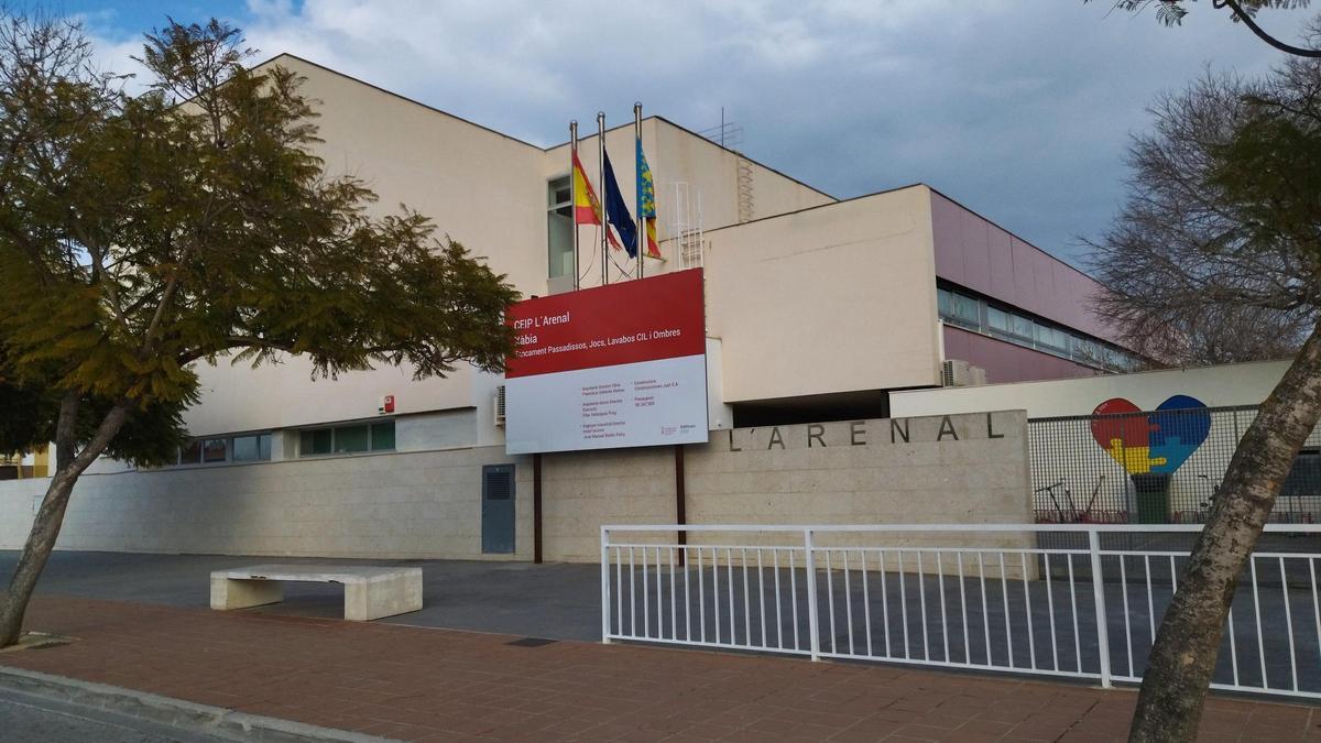 La entrada principal al colegio público l&#039;Arenal de Xàbia