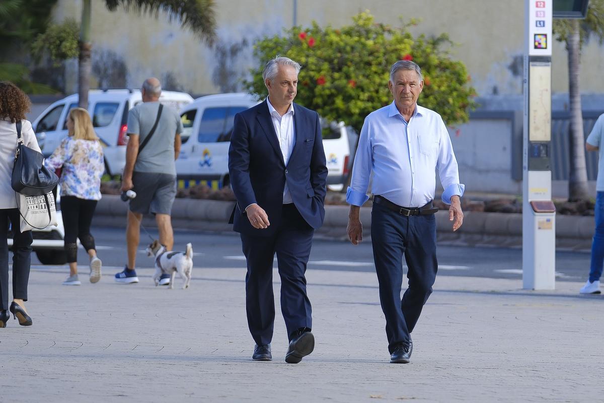 El empresario Felipe Guerra, a la derecha, antes de entrar a declarar a la Ciudad de la Justicia.