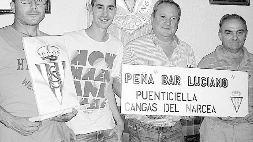 Alejandro Fuertes, Martín Álvarez, Luis Manuel Marqués y Evaristo Gómez, con un escudo del Sporting y un cartel de la peña. demelsa álvarez