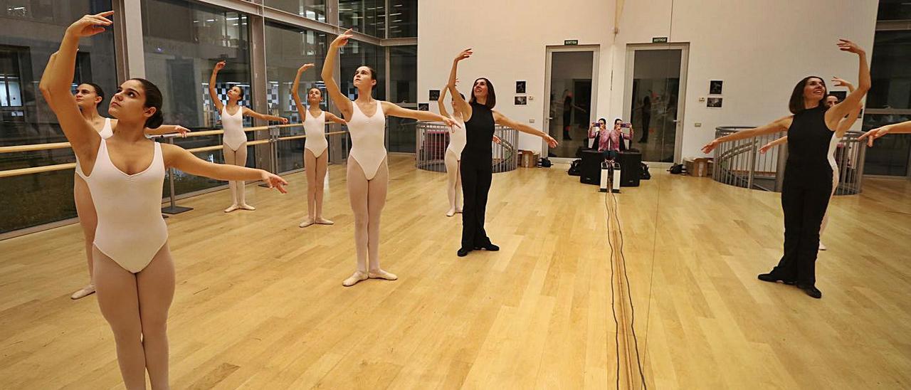 Imagen de archivo de una clase de danza clásica en el Conservatorio de Ibiza. VICENT MARÍ