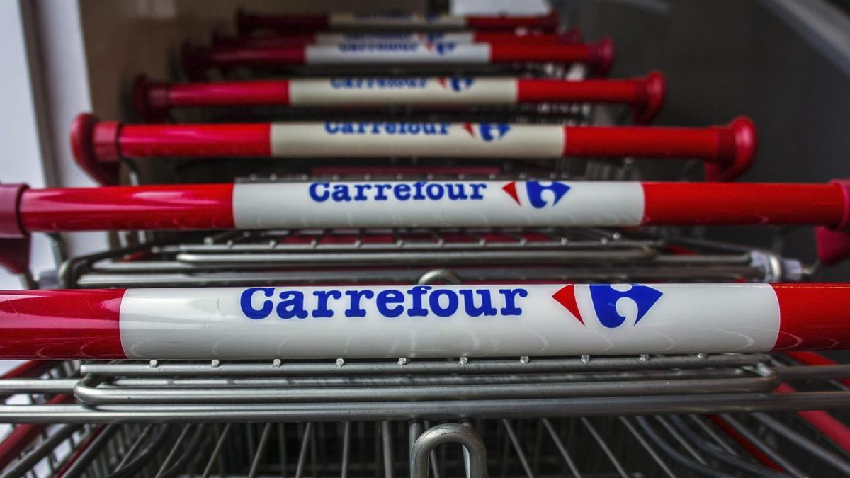 Carritos de la compra con el logo de supermercados Carrefour en Kuala Lumpur (Malasia).