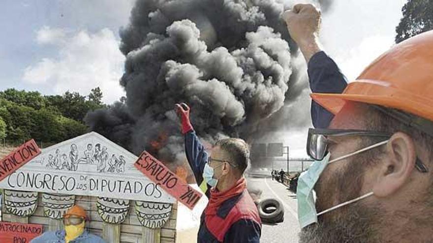 Trabajadores de Alcoa, durente el corte, ayer, de la A-8.