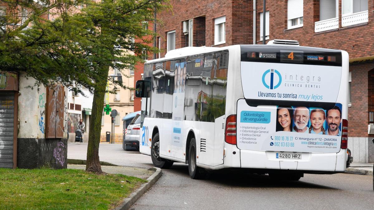Un autobús urbano, en el barrio de San José Obrero.