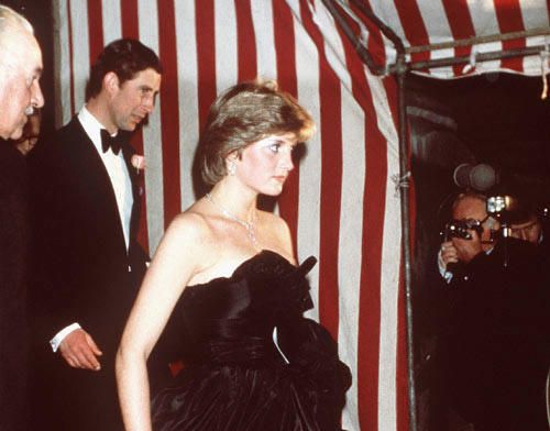 El príncipe Carlos de Inglaterra con su entoces prometida, Diana Spencer, a su llegada al primer acto público juntos, en Goldsmith's Hall, en 1981.