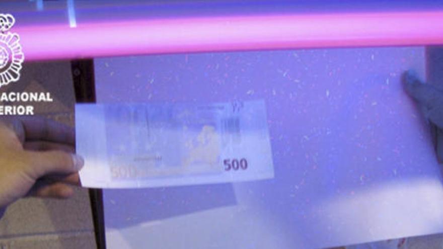 Un billete de 500 euros falso de los 8 millones incautados por la Policía de Gandía en una operación que se ha llevado a cabo hoy y que es la más importante realizada en España contra la introducción de moneda falsa desde que empezó a circular el euro el 1 de enero de 2002.