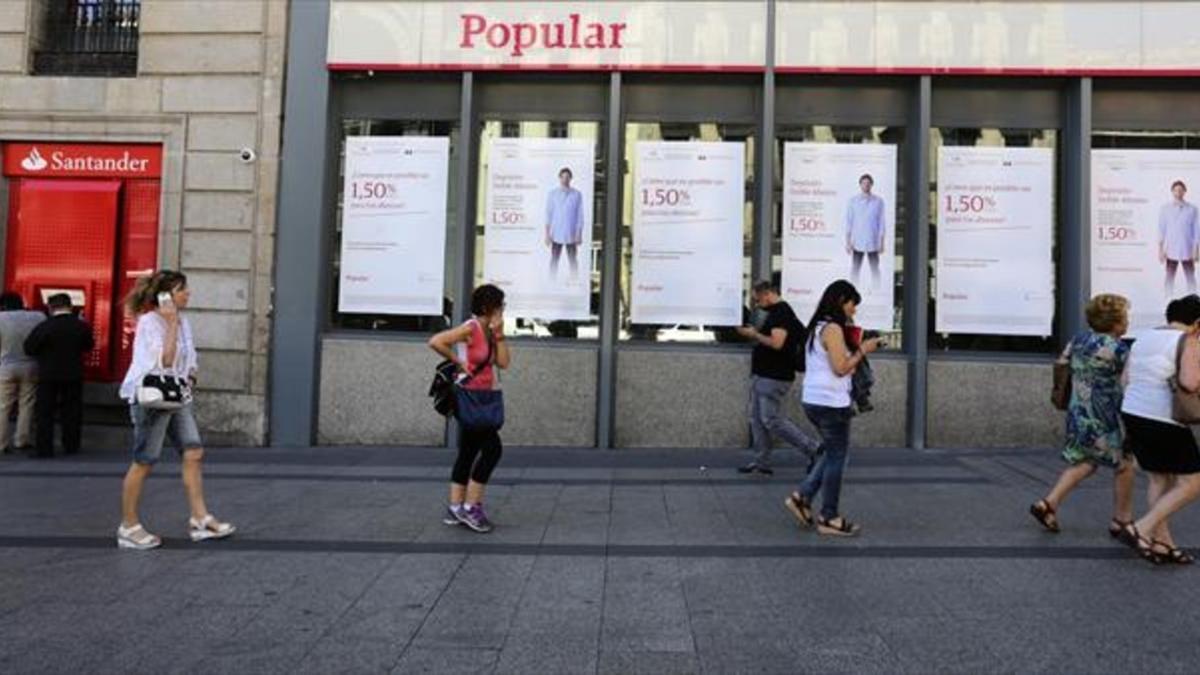 Una oficina del Banco Popular, junto a otra del Santander, en junio del año pasado en Madrid.