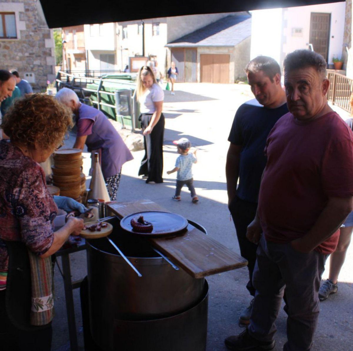 Arriba, los portexos hacen sus compras en los puestos ambulantes. Abajo. En la imagen inferior, Rafael Carracedo Pérez con un de sus rabeles. | Araceli Saavedra