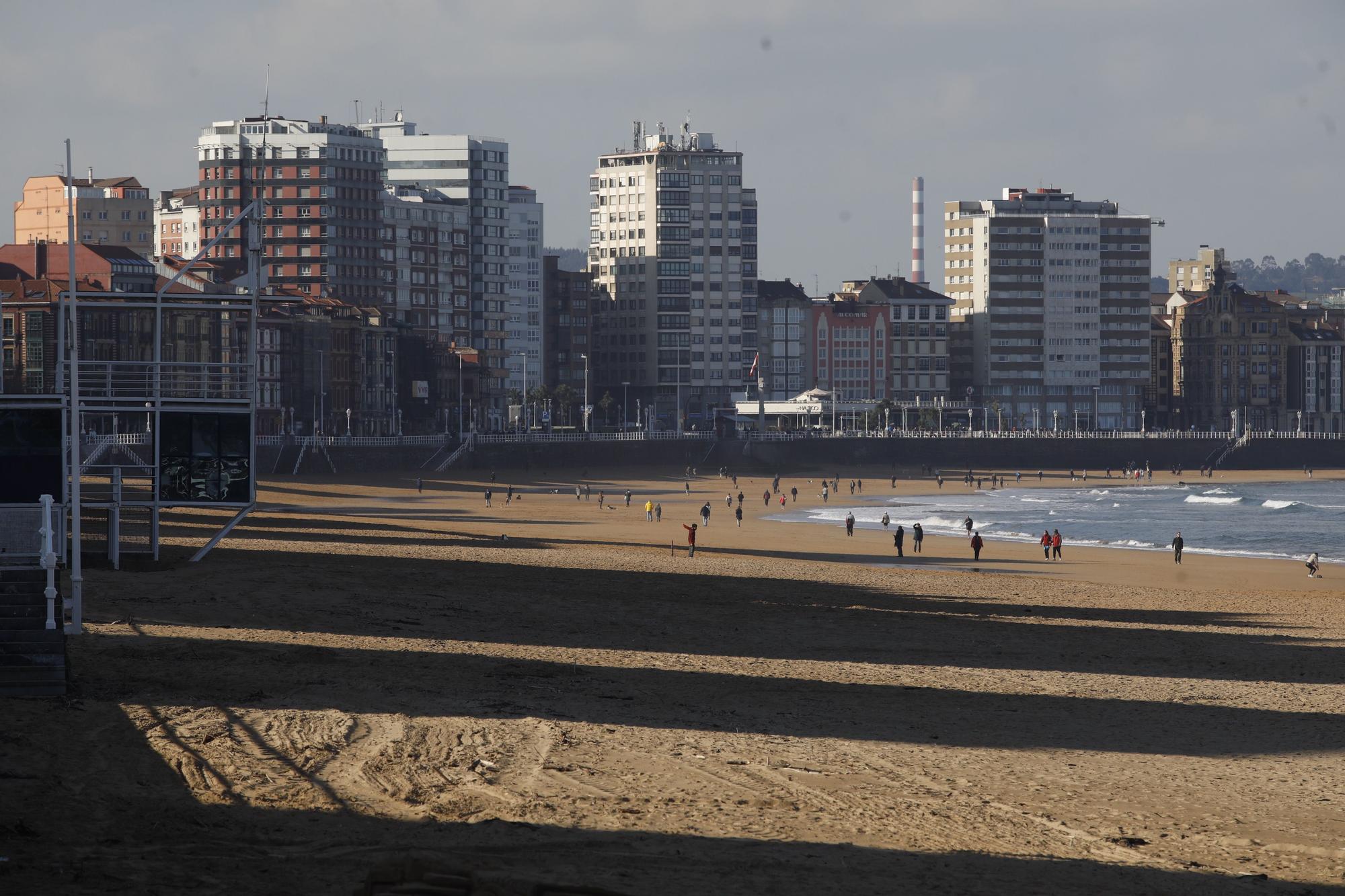 La playa de San Lorenzo, repleta de arena