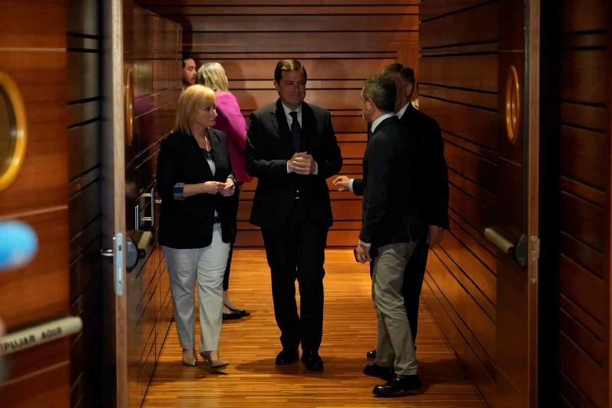 Alfonso Fernández Mañueco abandona el hemiciclo, tras ser votad presidente, junto a la portavoz del Partido Popular en las Cortes, Leticia García, y el presidente de la cámara, Francisco Vázquez.