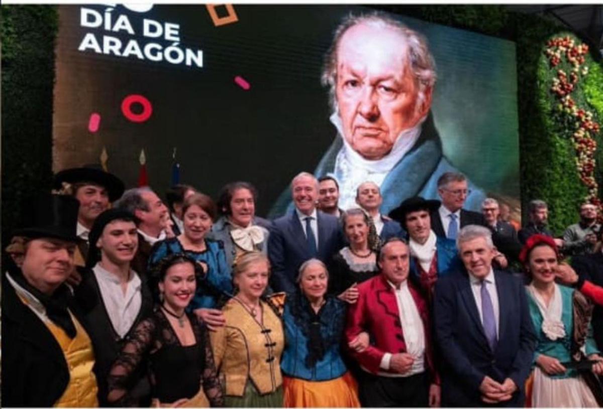Miembros de la asociación Goyescos con el presidente de Aragón.