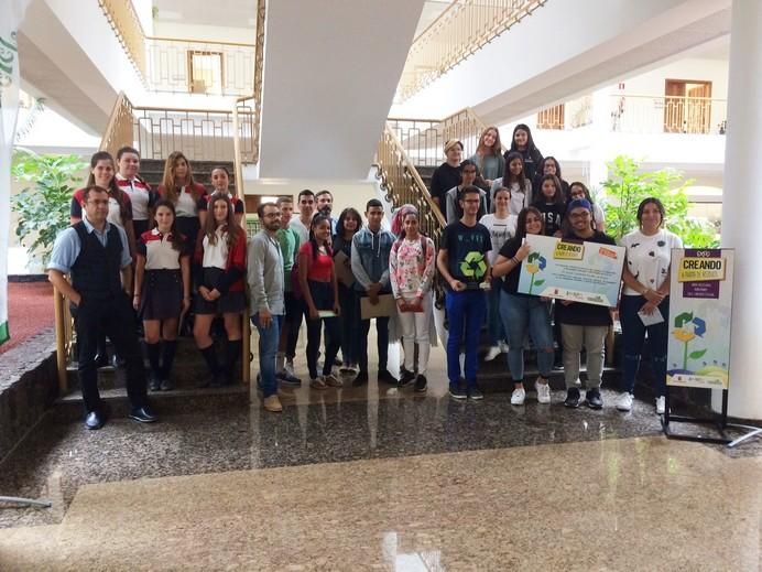 Alumnos, docentes y autoridades, hoy en el Cabildo, tras la entrega de premios del concurso de reciclaje.