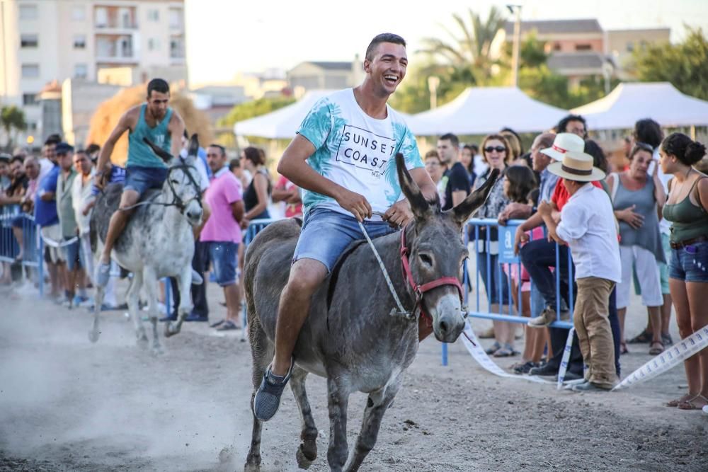 Los participantes, que salían de dos en dos y hasta de tres en tres, cabalgaron con el fin de llegar a la meta los primeros