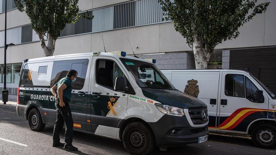 El autoapuñalamiento, principal hipótesis del fallecimiento del hombre hallado muerto en su coche tras un accidente en Santa Eulària