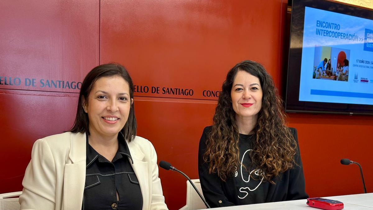 María Rozas e Ana Olveira este martes no Concello de Santiago.