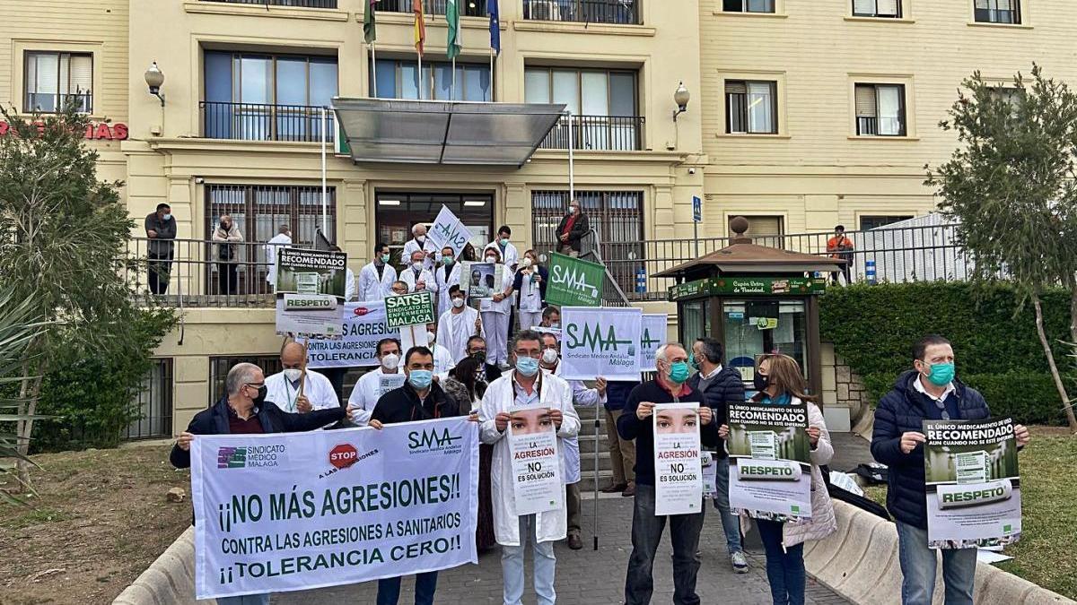 Protesta ayer ante el Hospital Regional de Málaga.