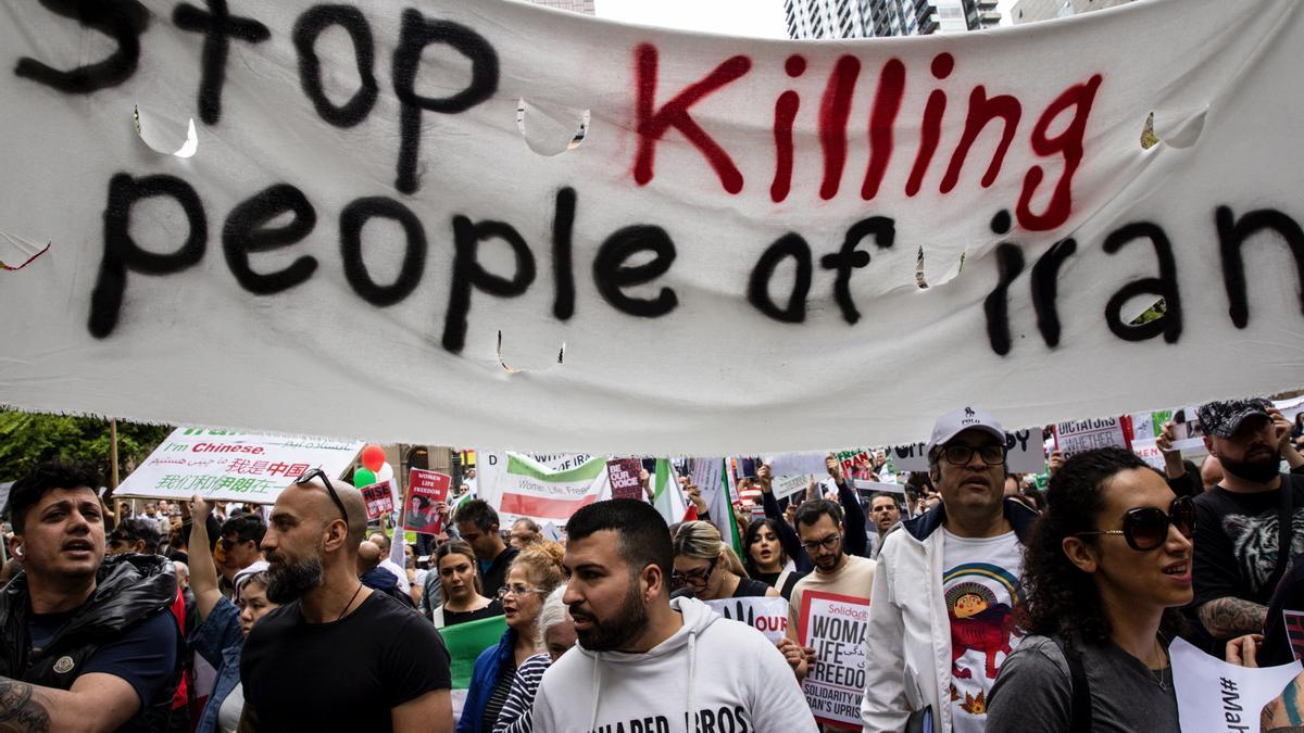 Manifestantes protestan en Irán contra la represión policial.