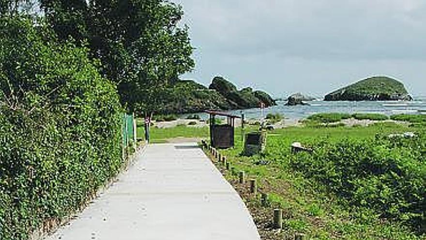 Renovado acceso a la playa de Porcía, que Tapia comparte con El Franco.
