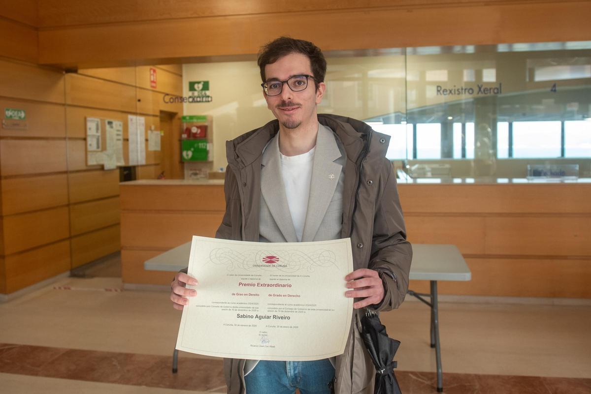 Sabino Aguiar, graduado y reconocido con el Premio Extraordinario